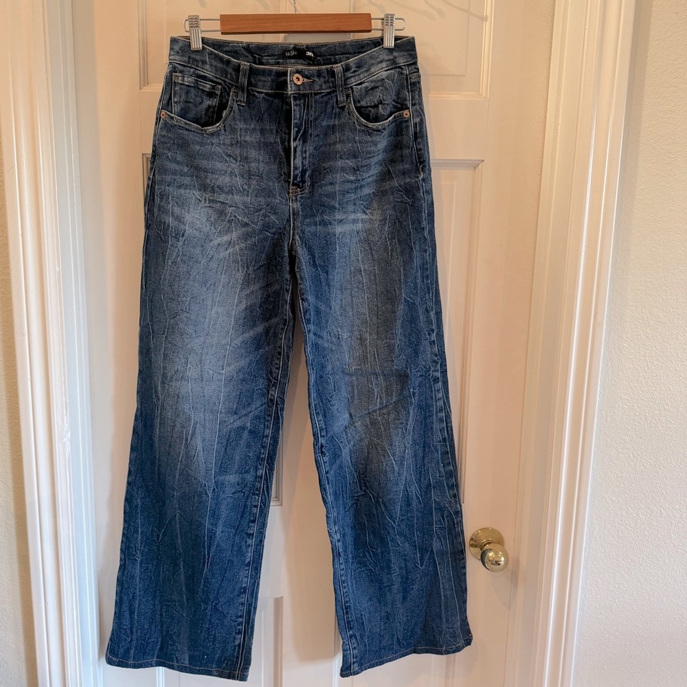 Wide leg Fashion Nova jeans, size 29. Never worn.